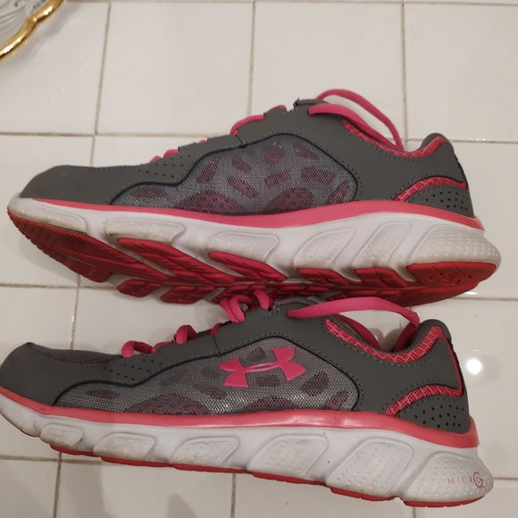 Under armour Micro G Assert IV EUC - Picture 3 of 8